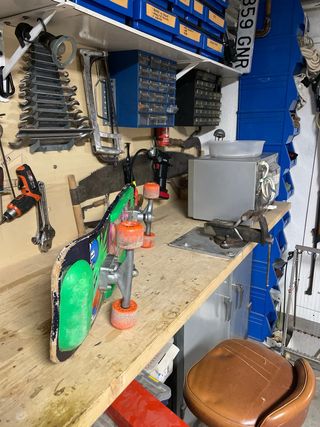 Monopatín vintage con ruedas naranjas