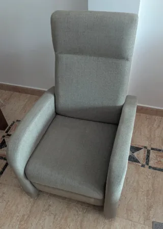 Sillón reclinable gris de tela