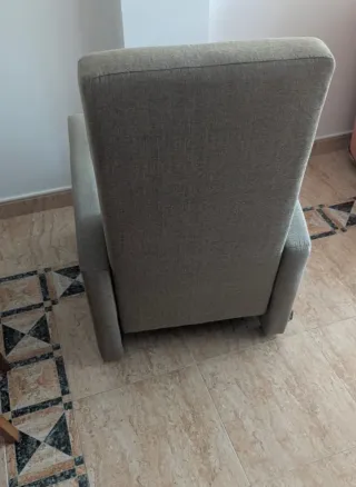 Sillón reclinable gris de tela