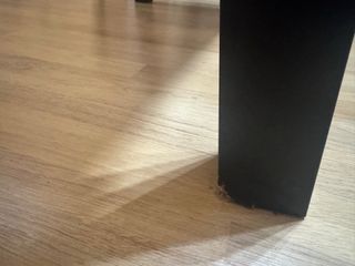 Escritorio madera JYSK y lámpara a juego