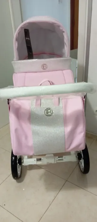 Carro de bebé rosa casi nuevo