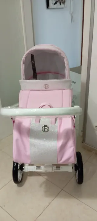 Carro de bebé rosa casi nuevo