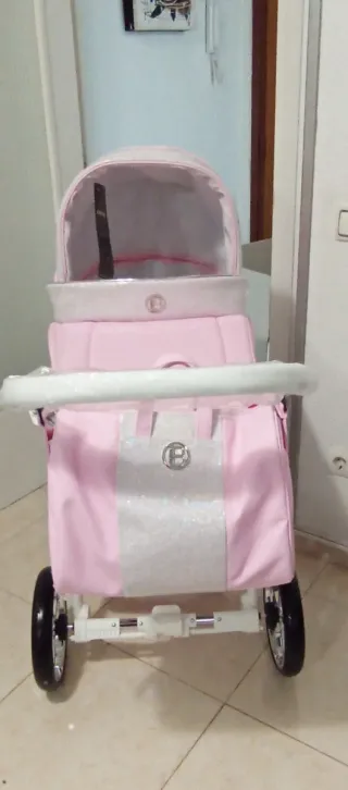 Carro de bebé rosa casi nuevo