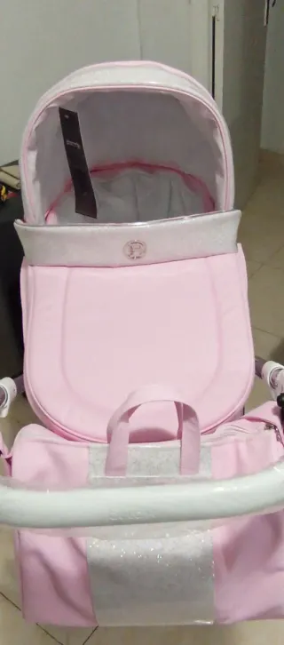 Carro de bebé rosa casi nuevo