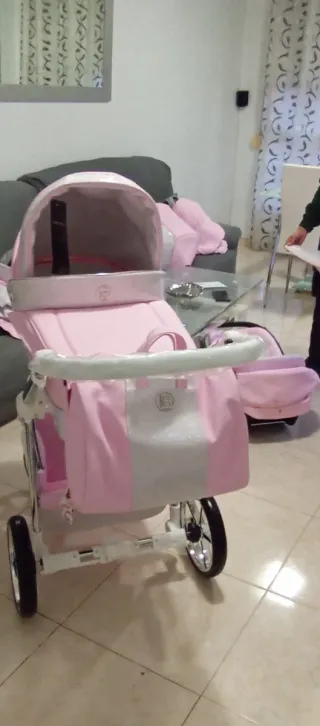 Carro de bebé rosa casi nuevo