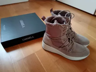 Botas de mujer beige y grises