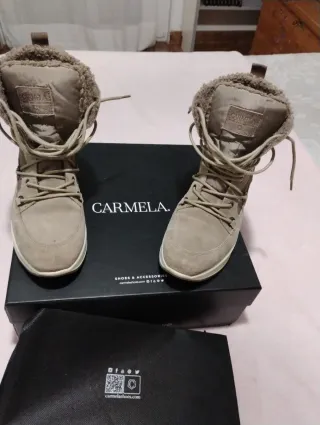 Botas de mujer beige y grises