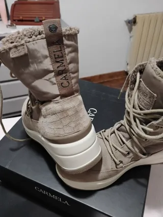 Botas de mujer beige y grises