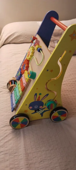 Andador infantil de madera con juegos