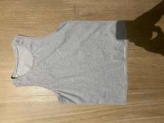 Camiseta gris sin mangas