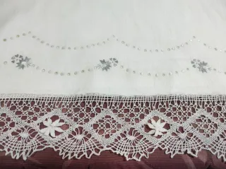 Sábana antigua bordada con encaje