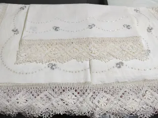 Sábana antigua bordada con encaje