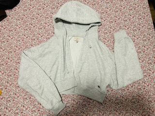 Sudadera gris con cremallera