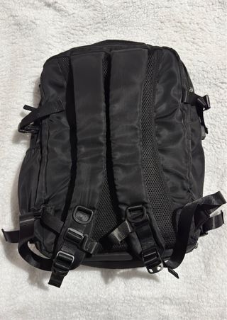 Mochila negra para cabina de avión