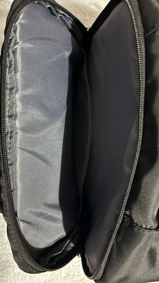 Mochila negra para cabina de avión