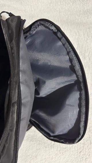 Mochila negra para cabina de avión