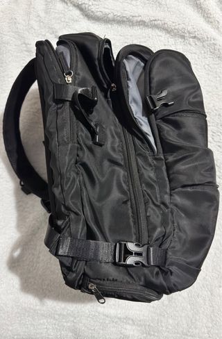 Mochila negra para cabina de avión