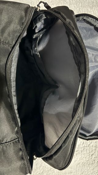 Mochila negra para cabina de avión