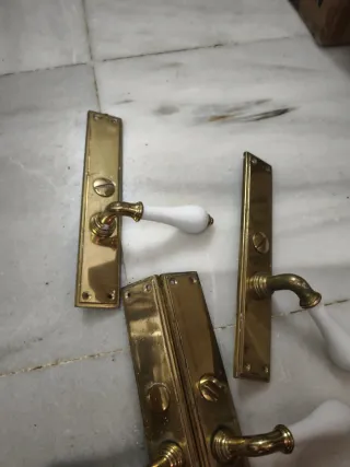 Manillas de puerta latón y cerámica