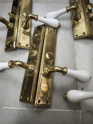Manillas de puerta latón y cerámica