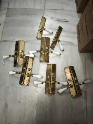 Manillas de puerta latón y cerámica