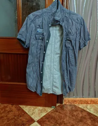 Camisa de rayas azul y blanca