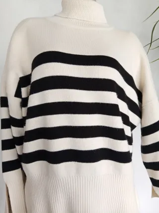 Jersey de rayas cuello alto beige y negro