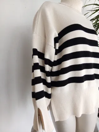 Jersey de rayas cuello alto beige y negro