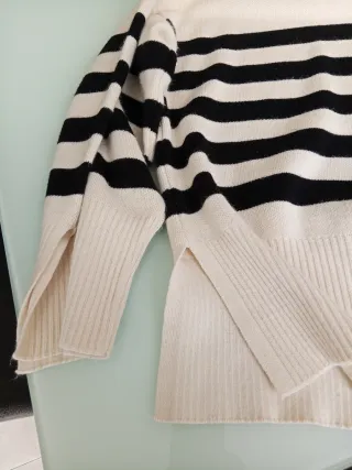Jersey de rayas cuello alto beige y negro