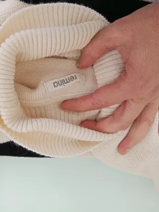 Jersey de rayas cuello alto beige y negro