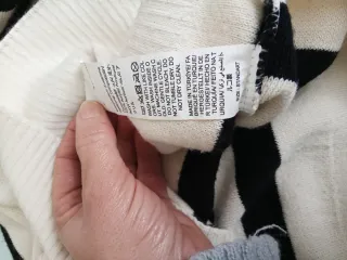 Jersey de rayas cuello alto beige y negro