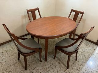 Mesa redonda de madera con 4 sillas