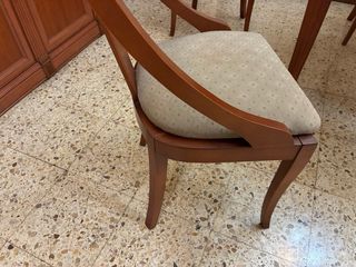 Mesa redonda de madera con 4 sillas