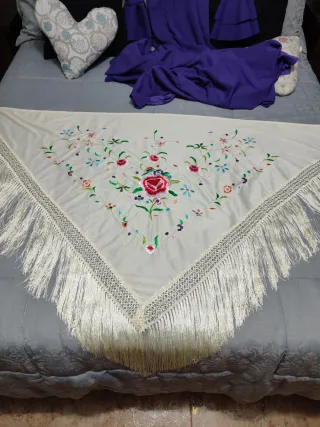 Manton bordado floral blanco