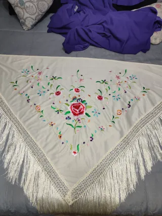 Manton bordado floral blanco