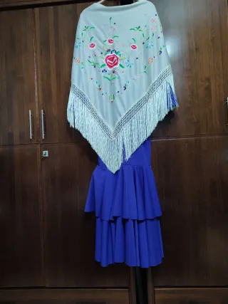 Manton bordado floral blanco