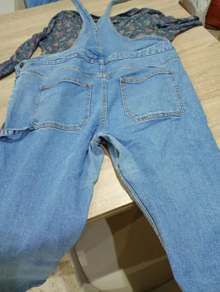 Peto vaquero y camiseta flores