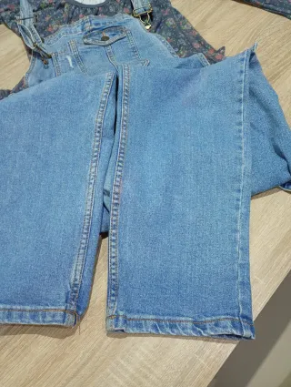 Peto vaquero y camiseta flores