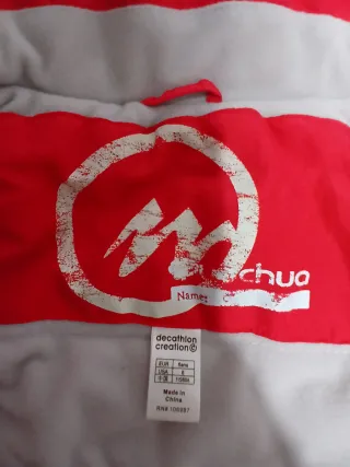 Anorak rojo niña quechua, talla 6 años, nuevo.