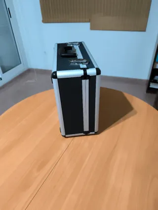 Maletín negro y plateado