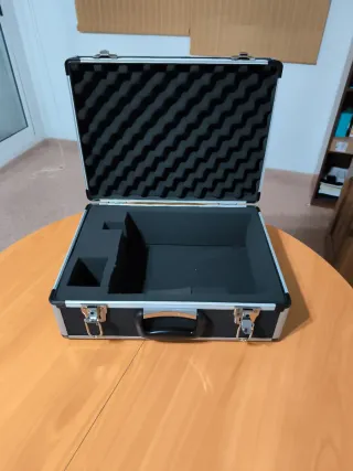 Maletín negro y plateado