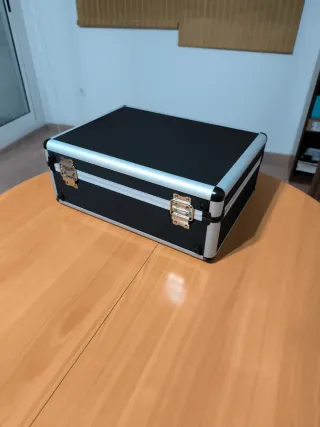 Maletín negro y plateado