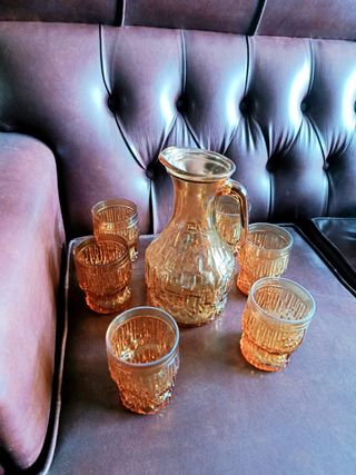 Jarra y 6 vasos de agua labrados