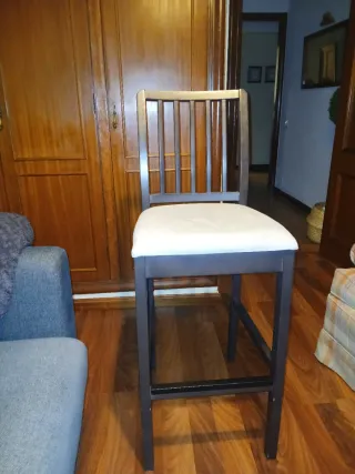 4 Sillas Altas Marrones y Blancas