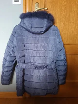 Abrigo acolchado azul con capucha