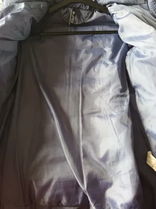 Abrigo acolchado azul con capucha