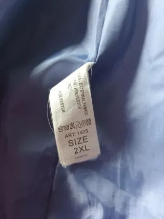 Abrigo acolchado azul con capucha