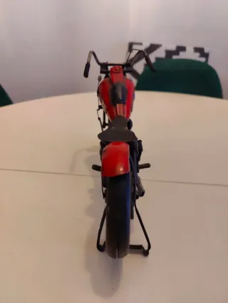 Moto Custom Roja Escala 30cm