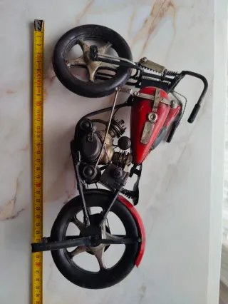 Moto Custom Roja Escala 30cm