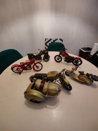 Moto Custom Roja Escala 30cm